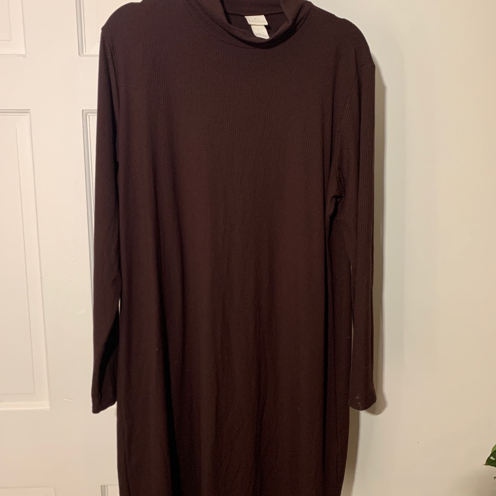 Straight-cut dress in ribbed jersey with a mock turtleneck and long sleeves.